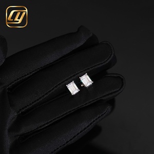 Boucles d'oreilles clous en moissanite taille émeraude, argent 925 plaqué rhodium, sertissage griffe, bijoux géométriques classiques pour femme - Product Image 6