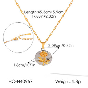 Collier pendentif rond en acier inoxydable gaufré motif rose, anti-ternissement, bijoux de mode pour femmes, vente en gros - Product Image 6