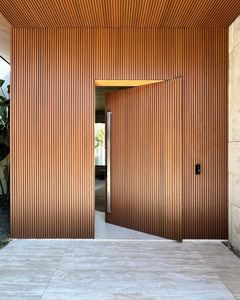 Porte d'<span class=keywords><strong>entrée</strong></span> pivotante en bois massif moderne pour les villas résidentielles australiennes Conception de lamelles verticales extérieures pour les entrées de <span class=keywords><strong>maison</strong></span> - Product Image 3