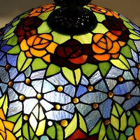 Lampu Meja Kaca Patri Gaya Eropa LongHuiJing Motif Bunga Mawar AC E26 untuk Dekorasi Ruang Tamu Rumah