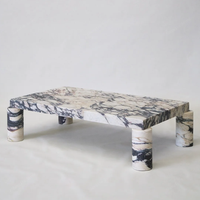 Table basse en travertin naturel de qualité supérieure avec plateau rectangulaire et quatre bases cylindriques en marbre