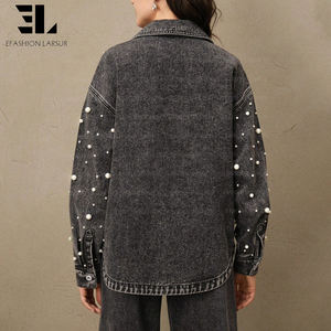 Jaqueta de Denim Personalizada LARSUR com Pérolas e Diamantes, Camisa Overshirt com Lavagem Desgastada para Mulheres - Product Image 4