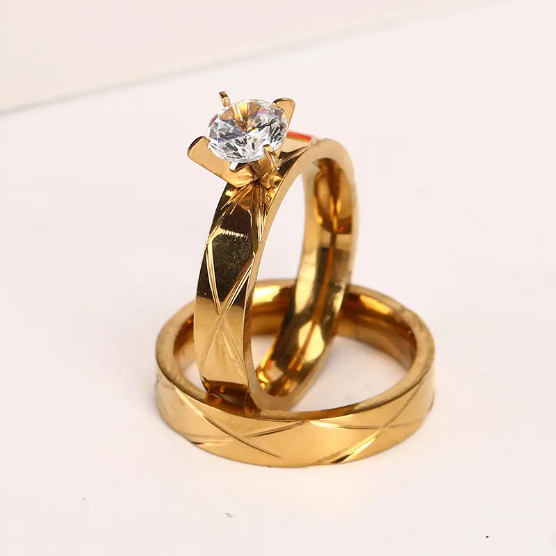 18 Karat vergoldeter Edelstahl Massiver Diamantring Nicht trüben Kreuz Zirkon Verlobung Eheringe für Paare