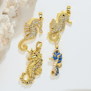 Breloques Hippocampe Rayé Bleu Émail HD488, Pendentif Hippocampe Bicolore avec Perle, Breloques Couronne Océanique Incrustées de Zirconium pour Femme, Vente en Gros - Product Image 2