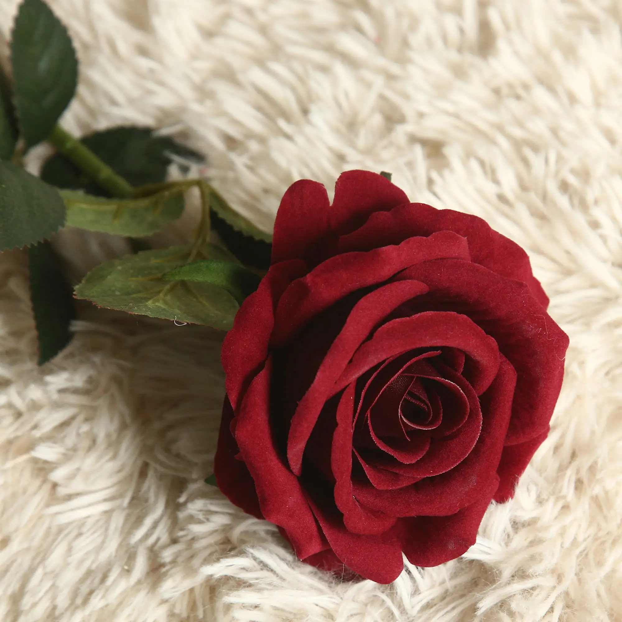 Roses artificielles multicolores blanches et rouges en soie Centre de table Fleur en vrac Velours à tête unique pour mariage Décoration intérieure
