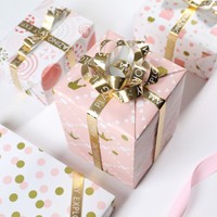 Papier d'emballage artistique rose doux personnalisable avec impression dorée métallisée pour les emballages cadeaux de la Saint-Valentin, d'anniversaire et de fêtes