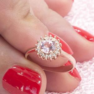 Bague de fiançailles en or rose 14 carats avec halo de diamants et morganite rose taille ronde, best-seller - Product Image 3