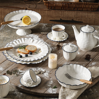 Nouveaux produits, vaisselle en porcelaine de haute qualité, ensembles de bols et d'assiettes, tasse à café, théière, service de table en céramique blanche avec bord bleu