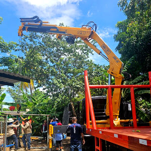 Grúa Móvil Montada en Camión de 6 Toneladas al Mejor Precio, Grúa Hidráulica de Pluma Articulada de 1-25 Toneladas con Cabrestante y Canastilla - Product Image 1