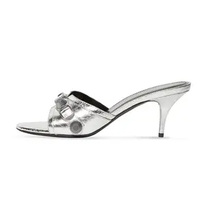 दो प्रकार की ऊँची एड़ी के जूते कस्टम थोक गर्मियों में महिलाओं के सैंडल के लिए फैशनेबल चप्पल 2023 ब्रांड डिजाइन गर्मियों खच्चर चप्पल एड़ी महिलाओं