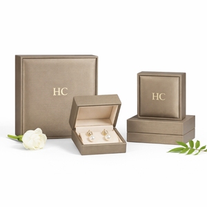 Boîte à bijoux de collection personnalisée en similicuir rigide à charnière avec insert en microfibre et logo personnalisé en relief – Vente en gros - Product Image 3