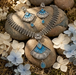 DIVYORO Ensemble de bijoux de créateur avec collier et boucles d'oreilles, motif éventail géométrique en pierre bleue oxydée, bijoux de qualité supérieure - Product Image 4
