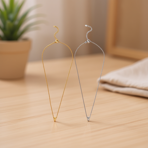 Collana con lettera V in acciaio inossidabile, ciondolo minimalista per donna, gioielli alla moda, collane con catena tono oro 18 carati e argento. - Product Image 3