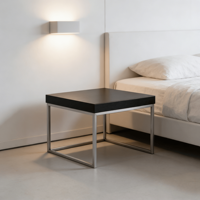 Table basse carrée minimaliste moderne avec structure en acier inoxydable poli et plateau en bois et métal noir, meubles de salon