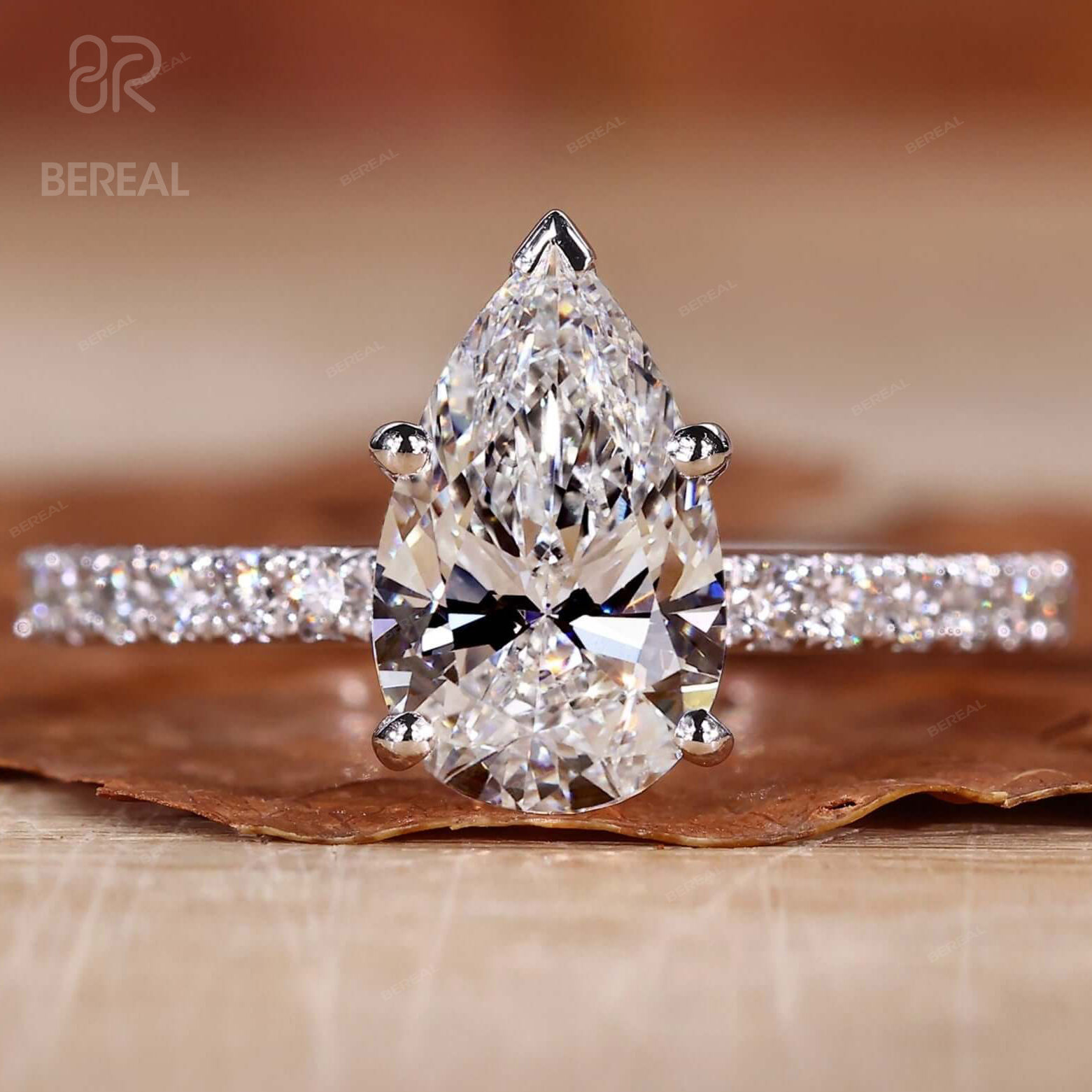 Bague pavée de poire