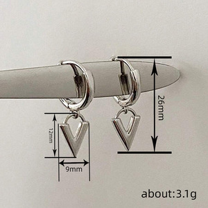 Orecchini Geometrici a Triangolo per Donne e Uomini, Gioielli Unisex Moderni e di Tendenza - Product Image 5