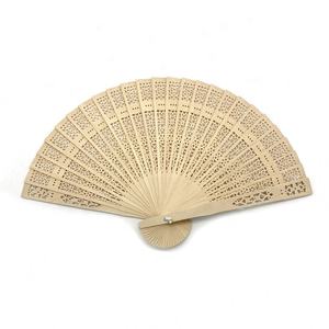 Abanico plegable de bambú con logotipo personalizado al por mayor, abanicos de arte popular duraderos y personalizados con nombres tallados para bodas - Product Image 3