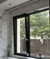 Fenêtres à battants modernes en aluminium pour extérieur, triple vitrage isolant, certifiées Energy Star, style ouverture battante pour chambre de villa