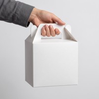 Boîtes cadeaux personnalisées en carton blanc couché avec poignée, recyclables, pour bonbons et sucreries, idéales pour les fêtes et événements.