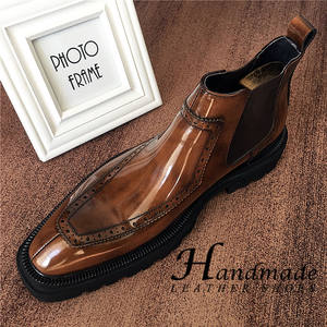 Zapatos de cuero de caña alta con suela gruesa, con exquisitos grabados, botas estilo británico Martin y botas Chelsea. - Product Image 3