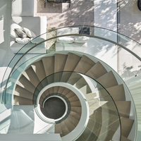 Escalier circulaire ouvert en acier et bois sur mesure pour villa intérieure avec garde-corps en verre, design contemporain