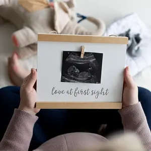 Frame gambar Ultrasound ibu hamil pengumuman kehamilan