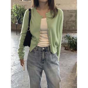 Cardigan court en tricot gris boutonné pour femme, pour un look décontracté d'automne - Product Image 2