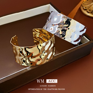 Bracelet manchette en <span class=keywords><strong>fer</strong></span> électroplaqué plissé style européen et américain, personnalisé, de luxe léger et haut de gamme, au design cool - Product Image 1