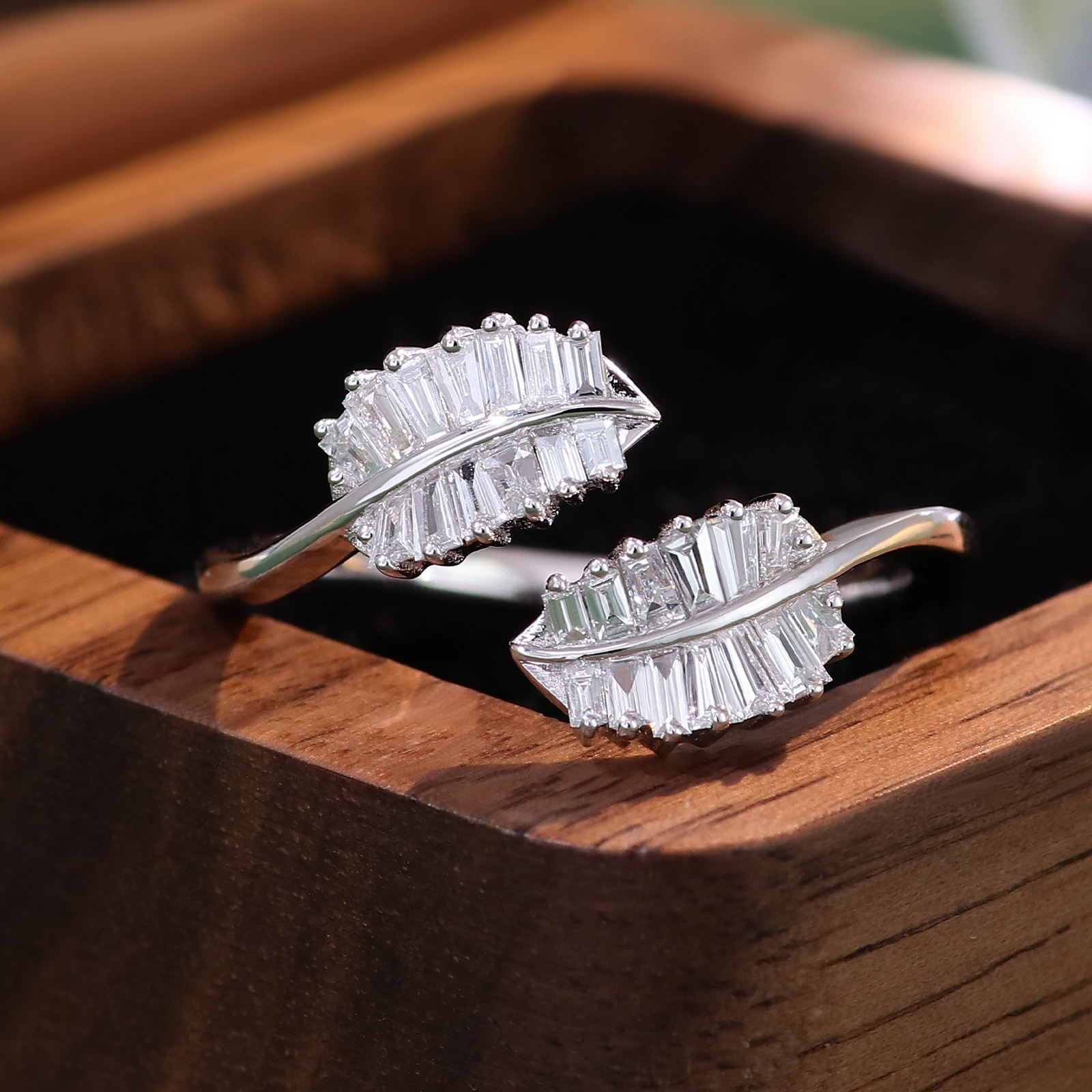 Anillo de oro blanco de 10 quilates con diamantes de laboratorio.