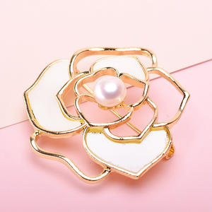 Broche de Perlas de Agua Dulce de Alta Rentabilidad de Tilian, Rosa Hueca y Flor de Seno para Regalo - Product Image 1