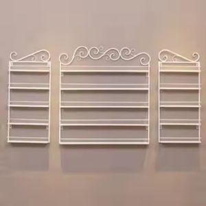 Exhibidor de Esmalte de Uñas Colgante de 5 Niveles Daisy 2025, Soporte de Pared de Metal Forjado, Color Dorado - Product Image 1