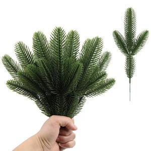 Vente en gros de feuilles de pin en plastique à 3 branches, décoration de Noël populaire, branches de pin artificielles - Product Image 2