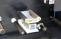 Machine compacte multifonctionnelle de type mini pour le revêtement et le laminage de matériaux étroits, avec application de colle thermofusible et étiquettes autocollantes, pour laboratoires