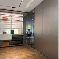 Maßgefertigter begehbarer Kleiderschrank mit Aluminiumrahmen, Holzpaneelen, Auslageschubladen und beleuchteter Hotel-Aufbewahrung