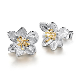 Orecchini a Perno Bicolore con Design Floreale a Camelia per Donne, Accessori per Orecchie da Indossare Quotidianamente - Product Image 1