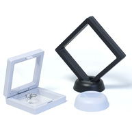 Boîte de présentation flottante carrée transparente 3D en gros avec fermeture à boucle, étui de rangement à suspension en film PE pour bijoux, pièces de monnaie et badges