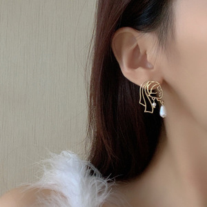 Vente chaude Creative Style Rétro Qute Doux Imitation Perle Creux Conception Fille Fête <span class=keywords><strong>De</strong></span> Mariage Fête Ornements Boucle D'oreille - Product Image 2