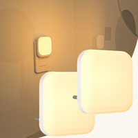 Veilleuse LED moderne en ABS avec capteur crépusculaire pour chambre, toilettes, escaliers et couloirs, à brancher – Vente en gros