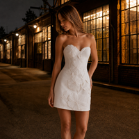 Robes de mariée courtes, robe de mariée simple en satin, robe florale 3D sans bretelles, mini-robe grande taille pour la mariée, vente en gros sur mesure