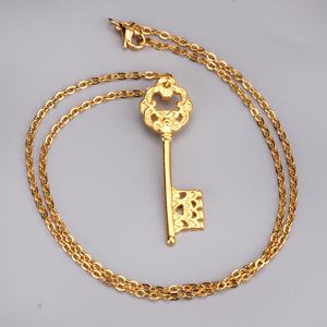 Collar Clásico con Colgante de Llave de Acero Inoxidable y Circonita Cúbica - Product Image 5