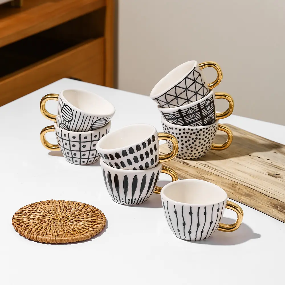 Custom Design Nordic Weiß und Gold Keramik geschirr Wasser becher Dreieck 70ml 2,4 Unzen Espresso Mini Kaffeetasse Tasse