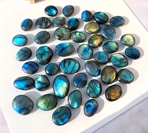Pierre de paume en <span class=keywords><strong>labradorite</strong></span> polie en gros, pierre de <span class=keywords><strong>labradorite</strong></span> bleue, cristal de guérison, forme libre - Product Image 1