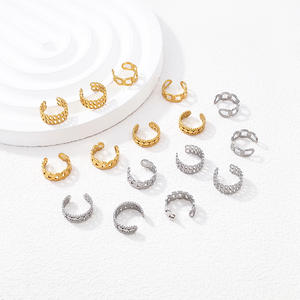 Boucles d'oreilles créoles minimalistes en acier inoxydable plaqué or 18 carats, étanches, sans perçage, à clipser, vente en gros - Product Image 1