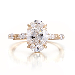 Anello di Fidanzamento con Diamante Sintetico Ovale da 2,5 Carati, Gioiello Personalizzato in <span class=keywords><strong>Oro</strong></span> <span class=keywords><strong>Giallo</strong></span> 18K con Certificazione IGI - Product Image 2