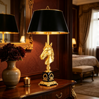 Lampe de table de luxe européenne en laiton avec tête de cheval, abat-jour en tissu noir, lampe de chevet/bureau dorée antique pour villa, chambre, hôtel, décoration intérieure