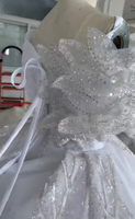 Robe de mariée de luxe 2026 à col en V et épaules dénudées, faite main, avec broderies de paillettes et sequins, style robe de bal royale avec traîne chapelle