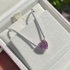 Ensemble de bijoux tendance : Collier pendentif cœur mignon en zircon cubique rose et bague minimaliste - Product Image 3