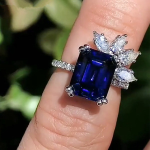 Anello di Lusso Floreale da Donna con Accento Blu, Elegante Gioiello Regolabile in Lega di Rame - Product Image 1