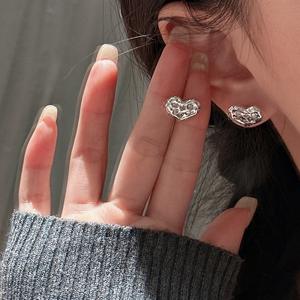 Pendientes de Plata de Ley S925 con Diseño Retro Francés, Forma de Corazón, Textura Vintage, Joyería de Cristal Dulce y Elegante - Product Image 3