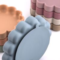 YLA Nouvelle Assiette à Fleurs en Silicone avec Ventouse pour l'Alimentation des Bébés